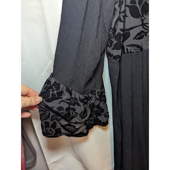 Artesia Women's Size XL Black Velvet Flare Arm Knee Length Dress Long Sleeve - Picture 5 of 15